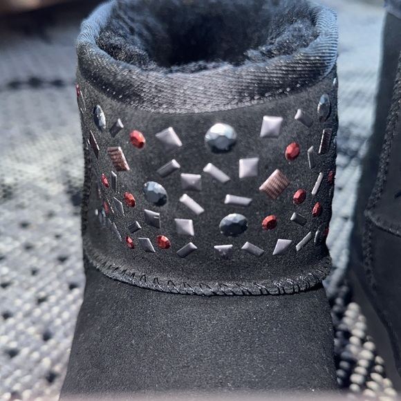 NEW UGGS CLASSIC MINI II STUD JEWELS BLACK BOOTS - WOMENS SIZE 10 - Picture 4 of 11